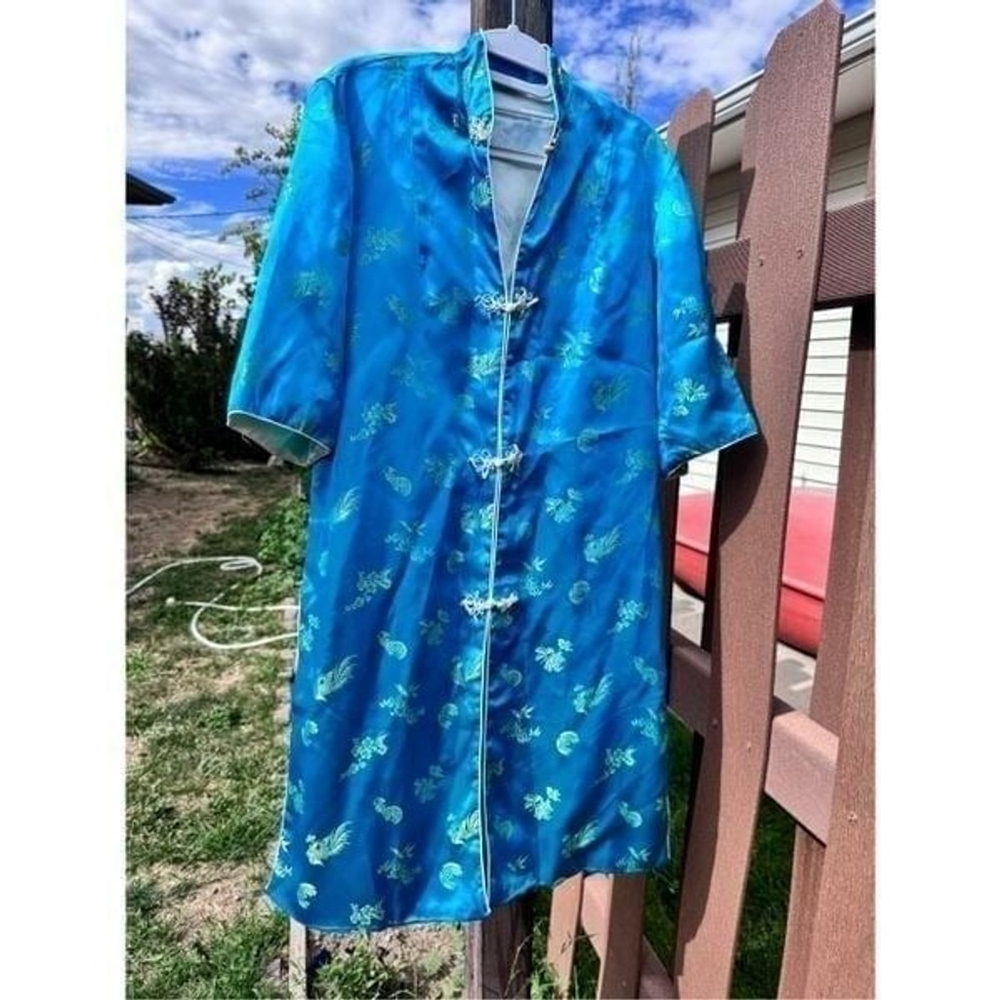 Cheongsam dress shiny silky blue med Hong Kong ornate gold embroidery white sati